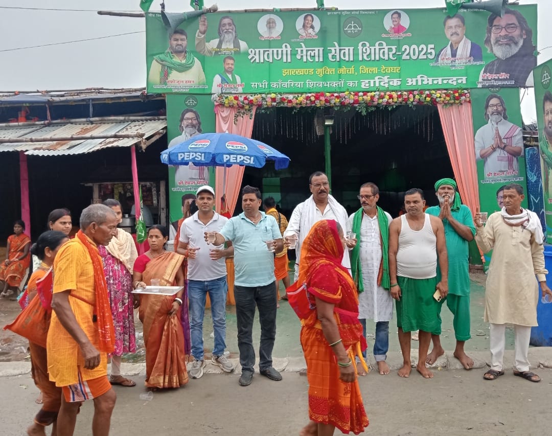 देवघरः झामुमो के शिविर में कांवरियों की सेवा में जुटे कार्यकर्ता