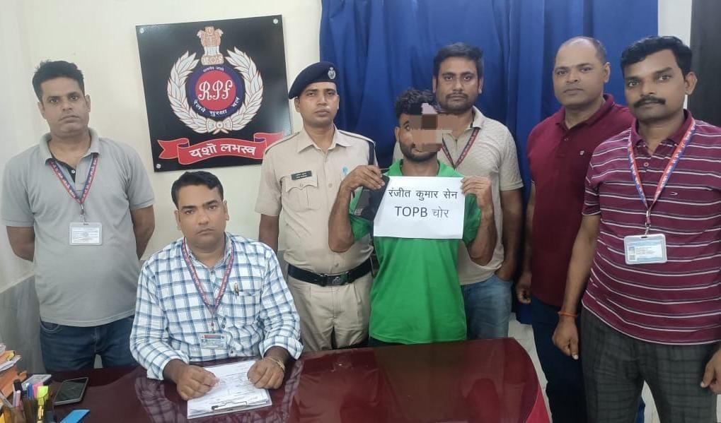 धनबाद रेलवे स्टेशन से चोरी के मोबाइल के साथ युवक गिरफ्तार