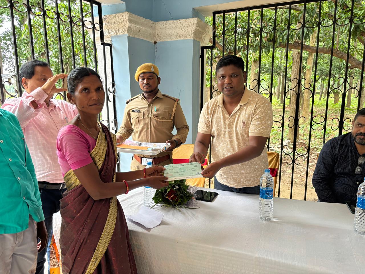 चाईबासाः हाथियों के उत्पात से प्रभावित 23 ग्रामीणों को मिला 26.64 लाख रुपये मुआवजा