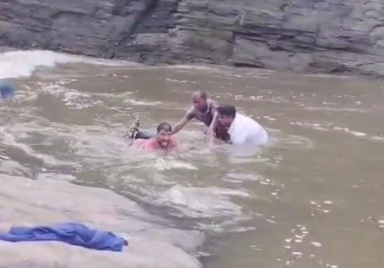 धनबादः युवक समेत परिवार के 3 लोग भठिंडा फॉल में गिरे, गोताखोरों ने बचाया