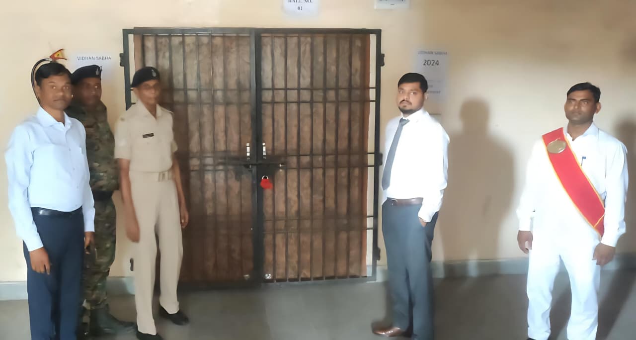 धनबादः डीसी ने ईवीएम वेयर हाउस का किया निरीक्षण, सुरक्षा व्यवस्था की ली जानकारी