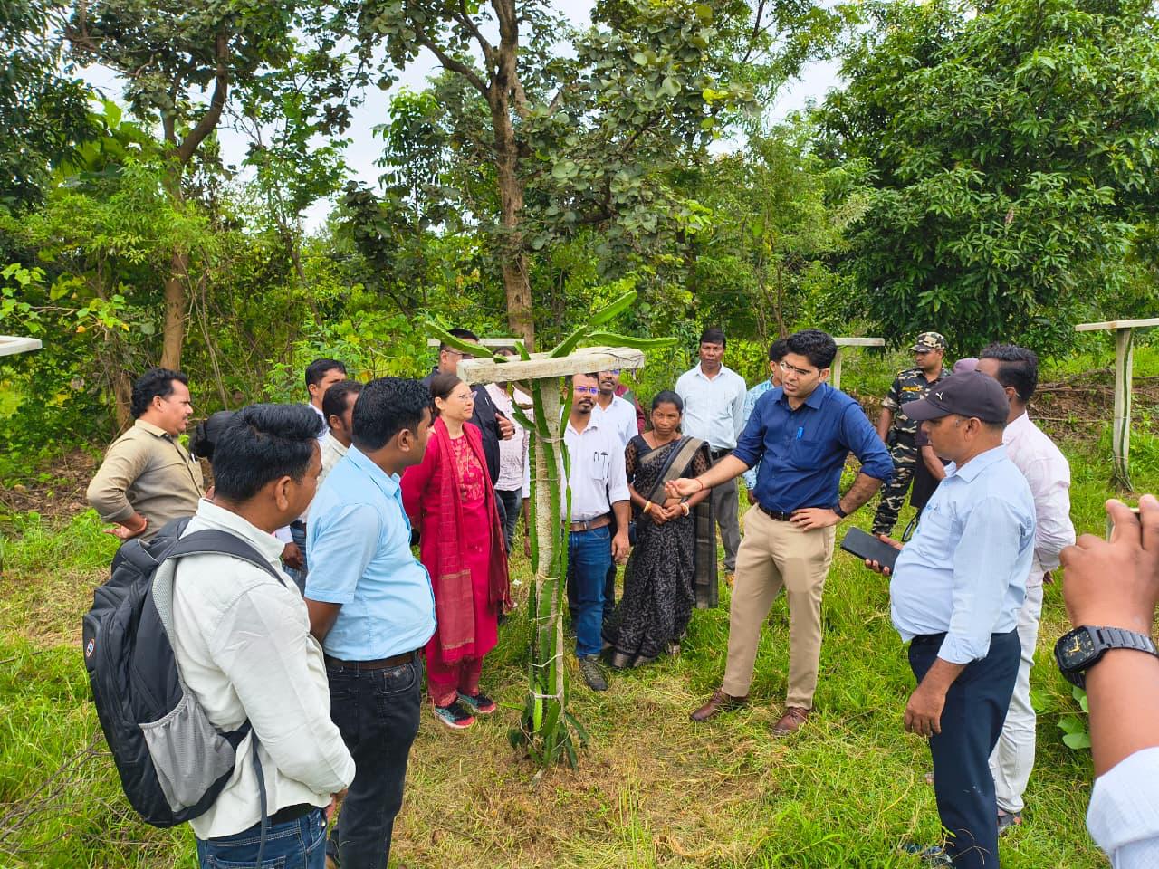चाईबासाः DDC ने बंदगांव व चक्रधरपुर में विकास योजनाओं का लिया जायजा