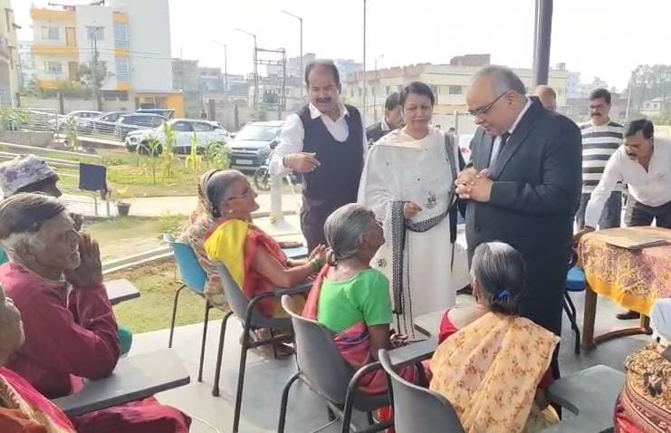 धनबादः वृद्धाश्रम पहुंचे प्रधान जिला जज, बुजुर्गों का जाना हाल; कंबल व भोजन बांटा