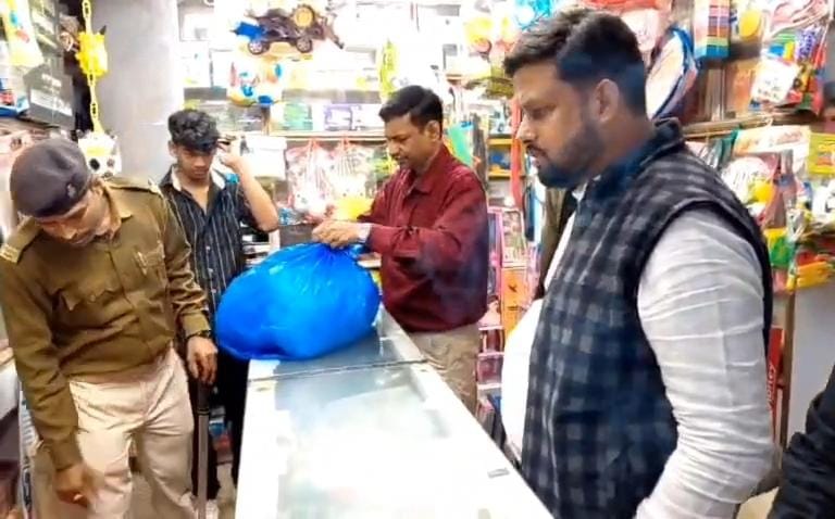 धनबादः हीरापुर हटिया में निगम की छापेमारी, भारी मात्रा में प्लास्टिक जब्त