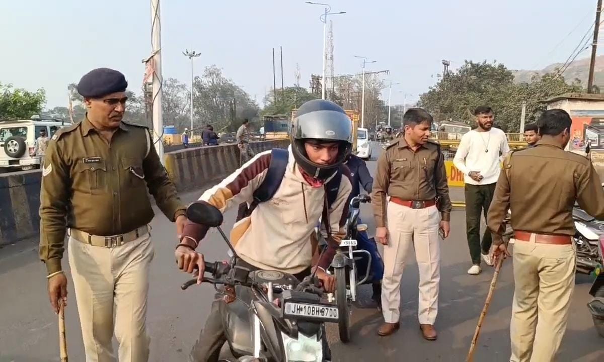 धनबादः पुलिस का एंटी क्राइम चेकिंग अभियान, चौक-चौराहों पर संदिग्धों से पूछताछ