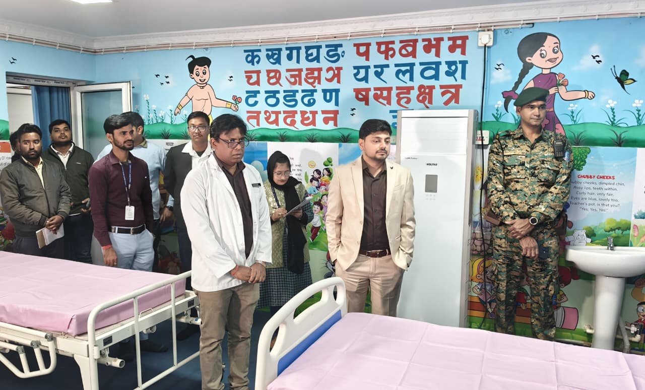 धनबादः DC ने आदर्श कुपोषण उपचार केंद्र का किया निरीक्षण, कहा- केंद्र में जल्द शुरू होगा बच्चों का इलाज