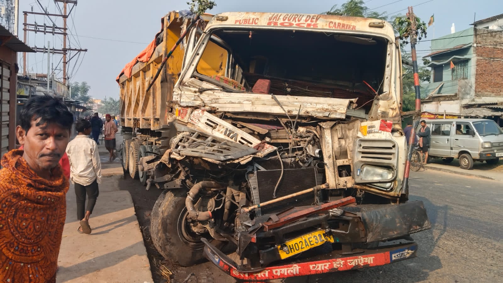 रामगढ़ः ट्रक व पेट्रोल टैंकर में भिड़ंत, बड़ा हादसा टला; चालक घायल