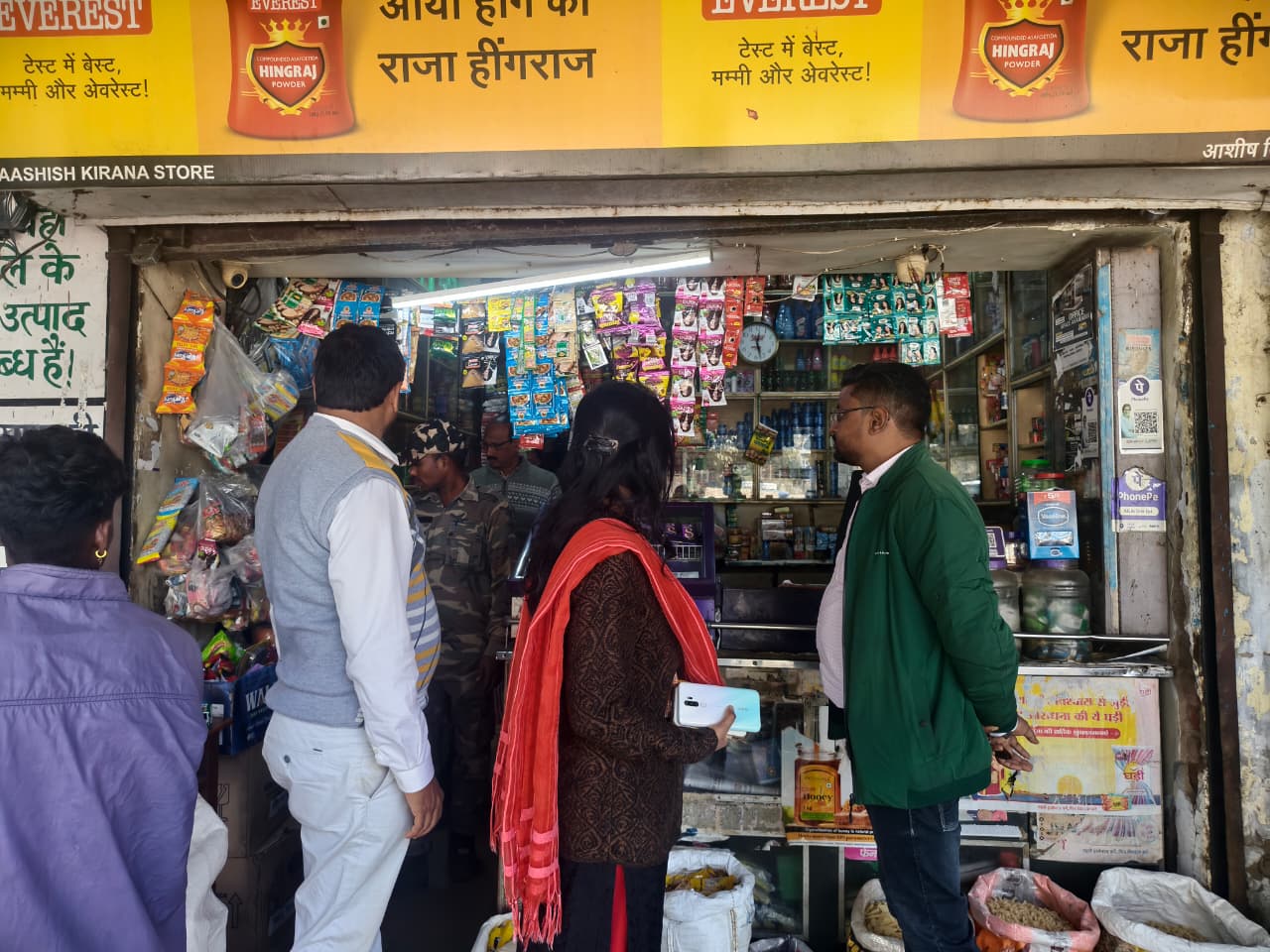 लातेहारः नगर पंचायत की टीम ने चलाया जांच अभियान, दुकानों से 25 किलो प्लास्टिक जब्त