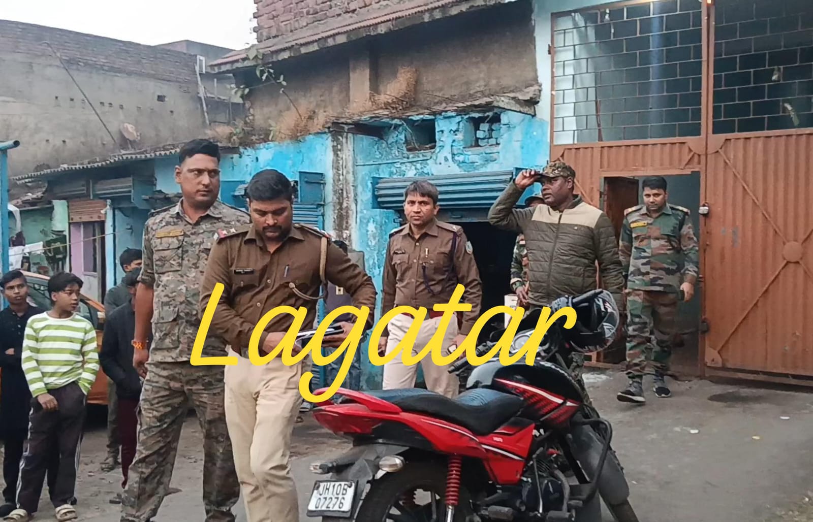 झरिया के कई लॉजों में पुलिस का छापा, एक दर्जन लोग हिरासत में