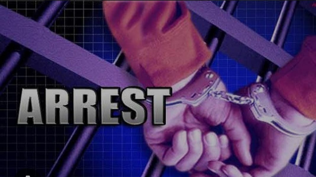 लातेहारः अवैध शराब बेचने के आरोप में महिला समेत दो गिरफ्तार, गए जेल