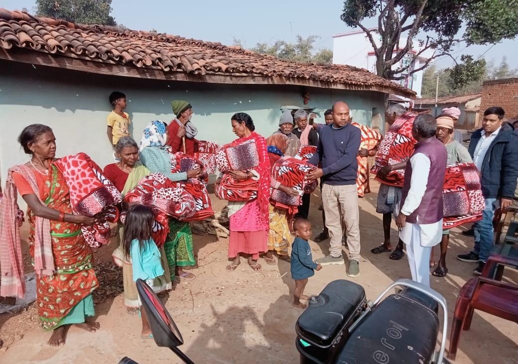 देवघरः ठंड से बचाव के लिए जरूरतमंदों के बीच कंबल का वितरण