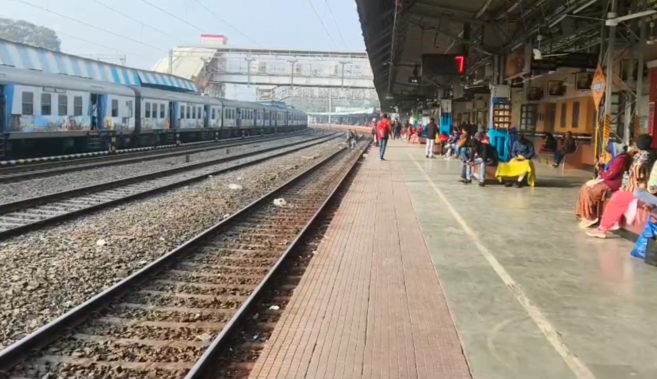 देवघरः जसीडीह-झाझा रेल खंड में 40 घंटे बाद भी ट्रेन परिचालन अस्त-व्यस्त