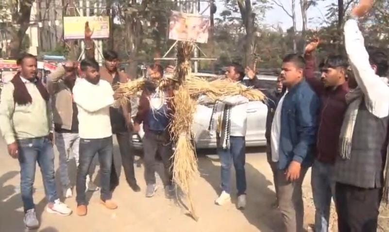 धनबादः SNMMCH में बच्चा चोरी के विरोध में आजसू ने स्वास्थ्य मंत्री व अधीक्षक का पुतला फूंका