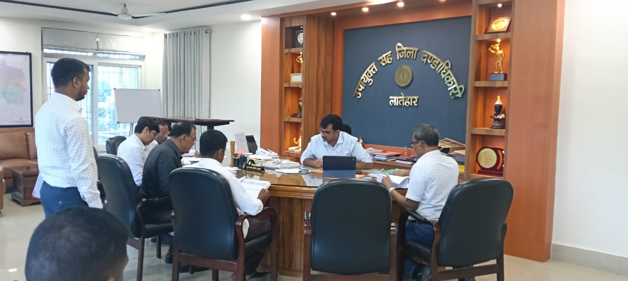 लातेहारः डीसी ने की मुख्यमंत्री स्वास्थ्य सहायता योजना की समीक्षा
