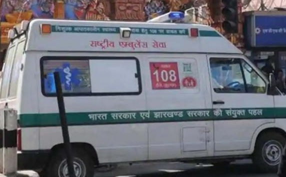 धनबाद : बकाया वेतन की मांग को लेकर 108-एंबुलेंस कर्मी आधी रात से हड़ताल पर