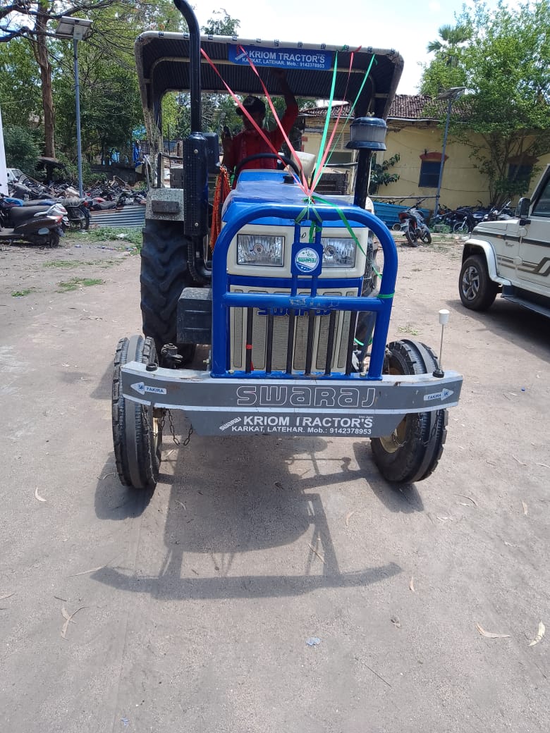 लातेहारः डीएमओ ने अवैध बालू लदे चार ट्रैक्टर किए जब्त
