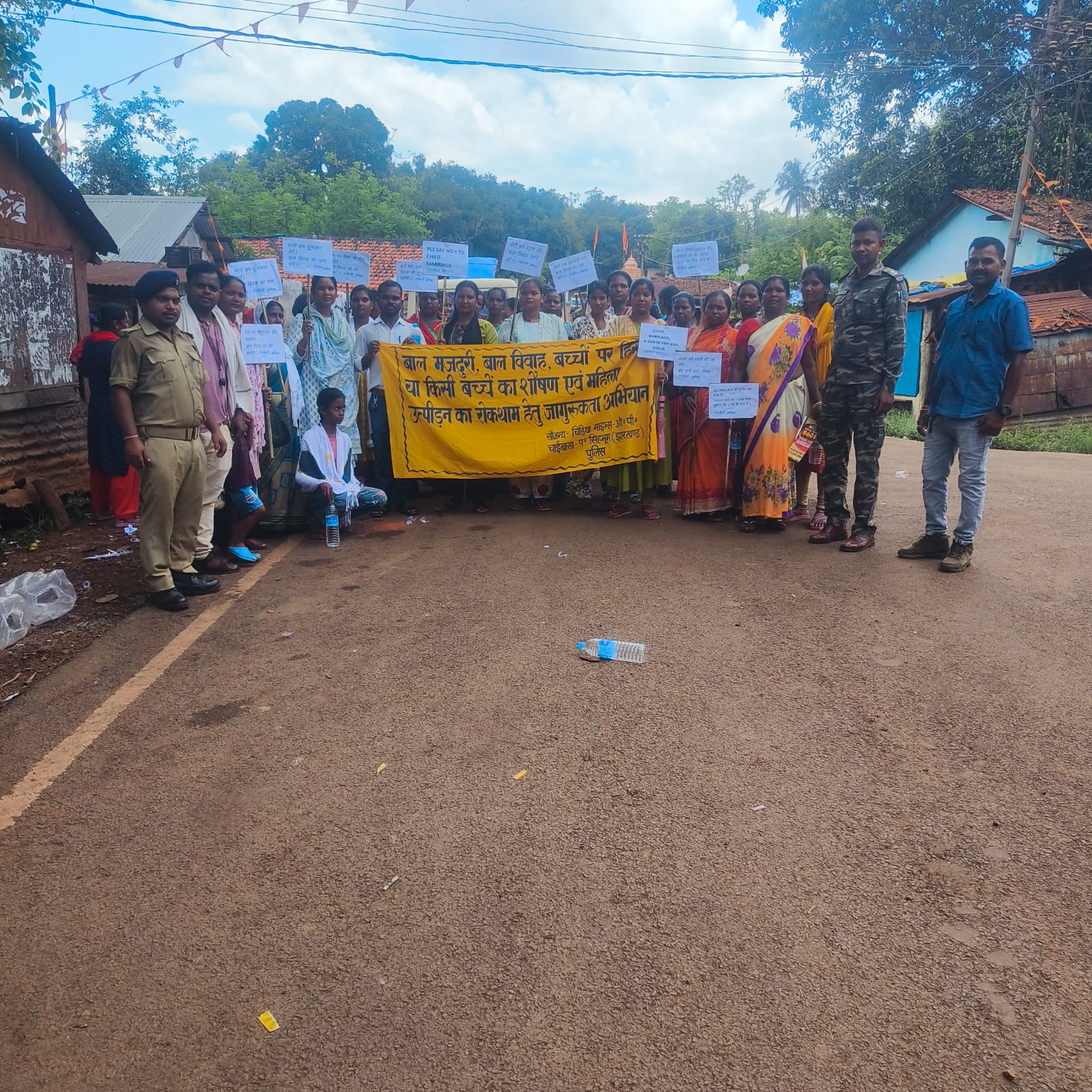 चाईबासाः बाल मजदूरी व महिला हिंसा के खिलाफ निकाली जागरूकता रैली