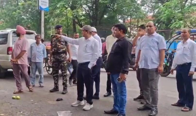 धनबादः राष्ट्रपति के आगमन को लेकर सड़कों का हो रहा सौंदर्यीकरण