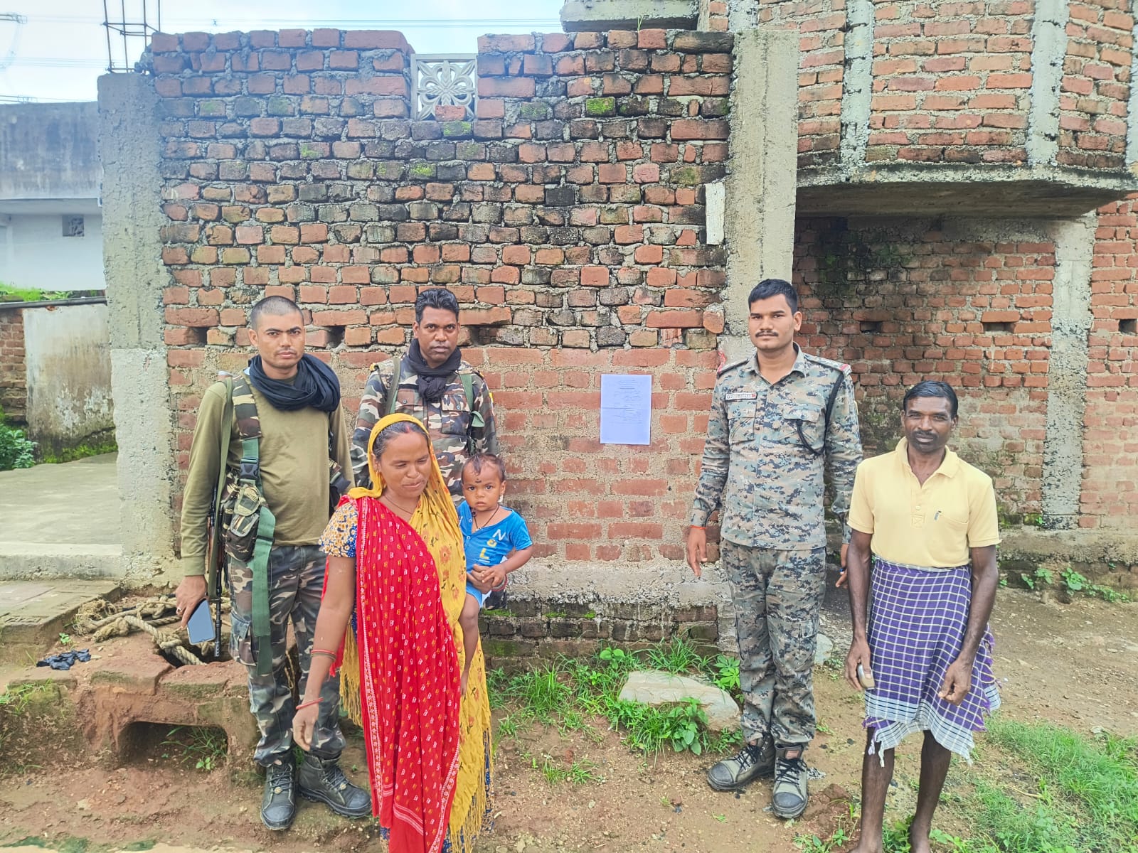 लातेहार: माओवादी जोनल कमांडर मनोहर गंझू के घर पुलिस ने चिपकाया इश्तेहार