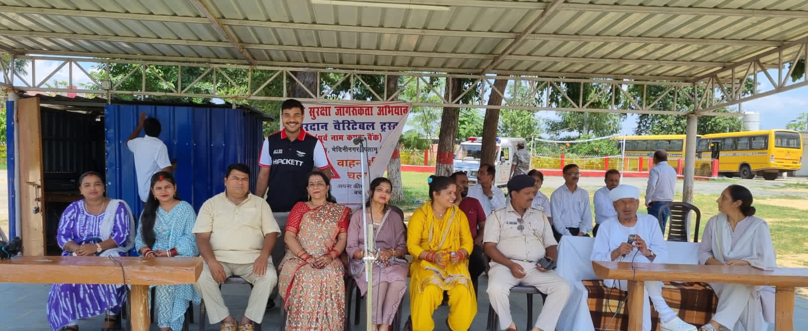 पलामूः वरदान चैरिटेबल ट्रस्ट ने स्कूल में बच्चों को सड़क सुरक्षा के प्रति किया जागरूक