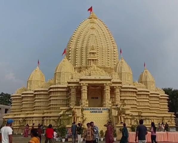 धनबादः कतराम में स्वामी नारायण मंदिर की थीम पर बना भव्य पूजा पंडाल