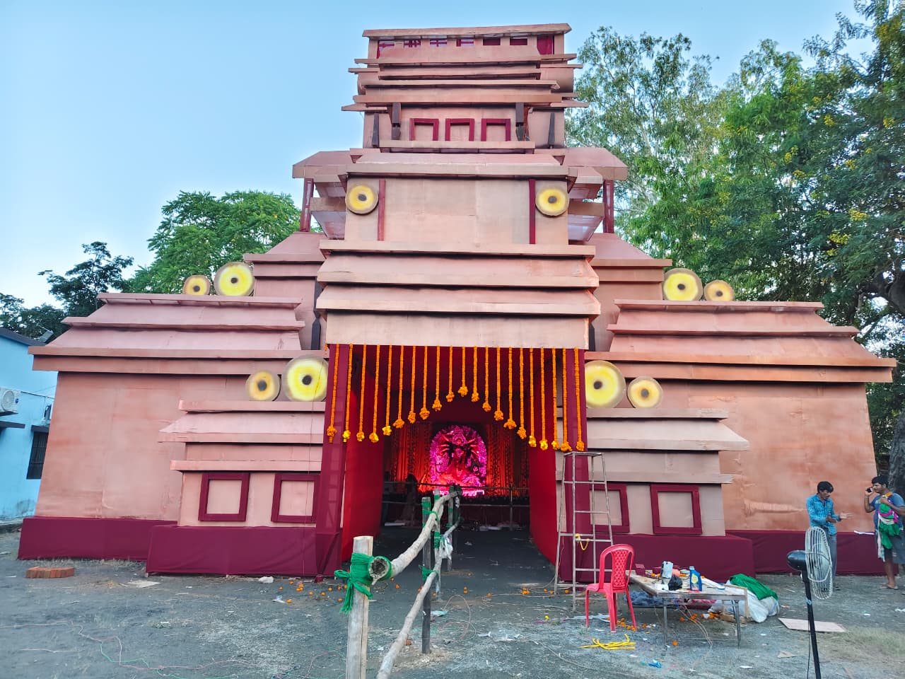 पलामूः साहित्य समाज चौक पर दक्षिण भारत के मंदिर की थीम पर बना भव्य पूजा पंडाल