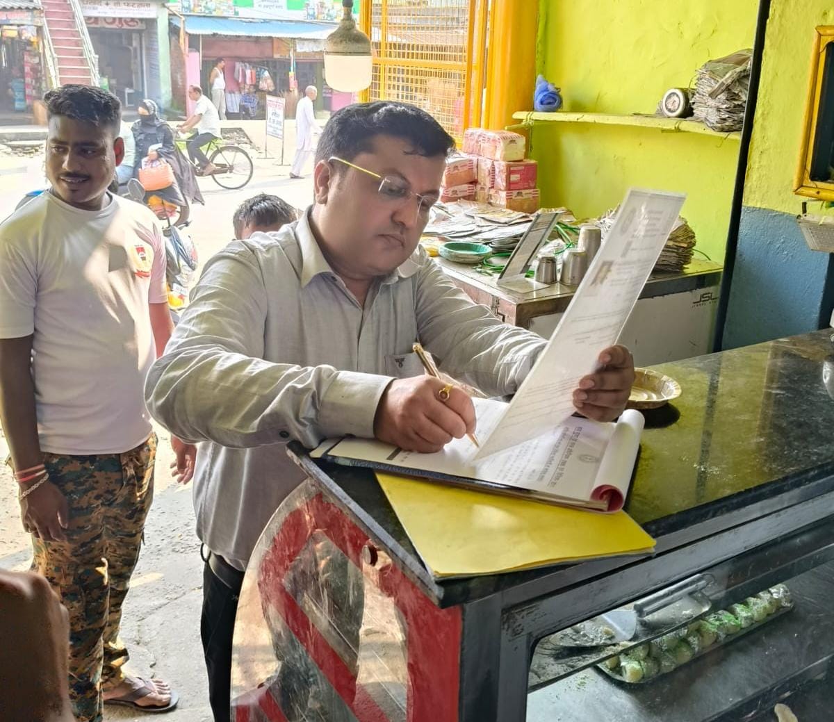 धनबादः बलियापुर में फूड सेफ्टी टीम का छापा, 4 मिठाई दुकानों पर लगाया 29 हजार जुर्माना