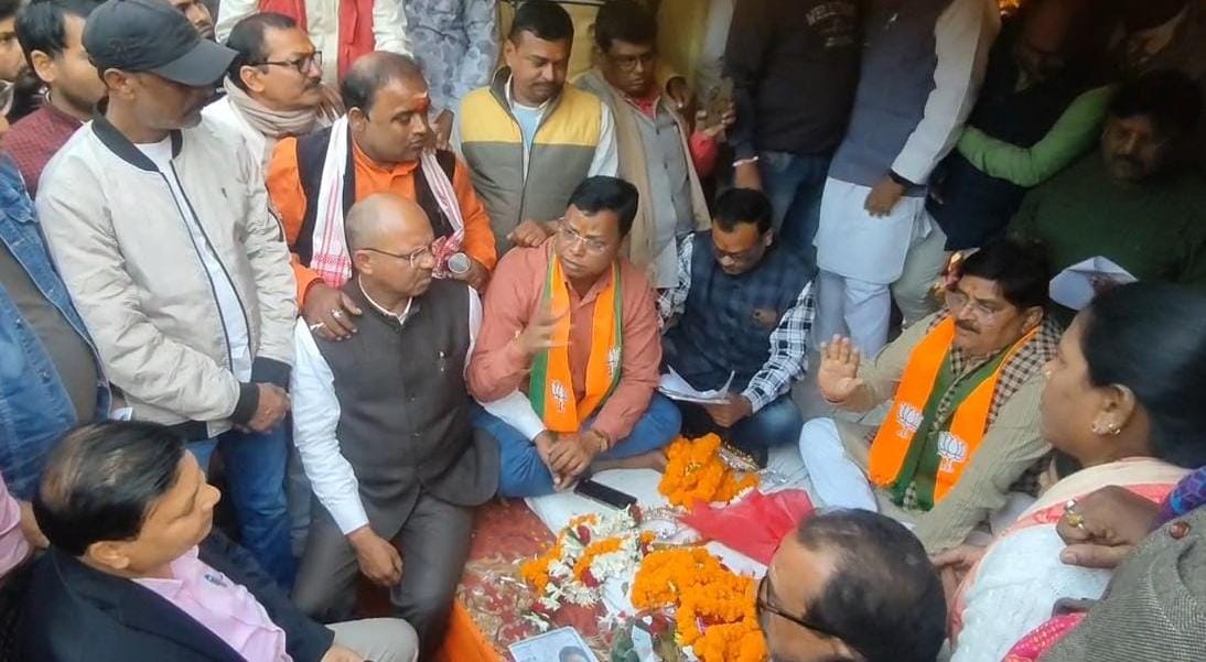 धनबादः नगर आयुक्त के लिखित आश्वासन पर विधायक का धरना स्थगित