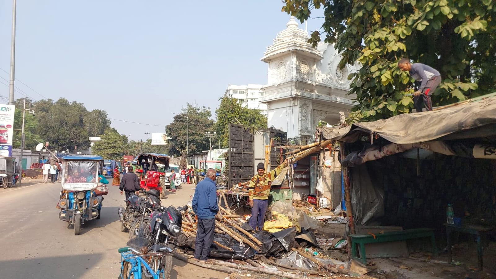 देवघरः सत्संग आश्रम के पास चला अतिक्रमण हटाओ अभियान, दर्जनों दुकानें ध्वस्त