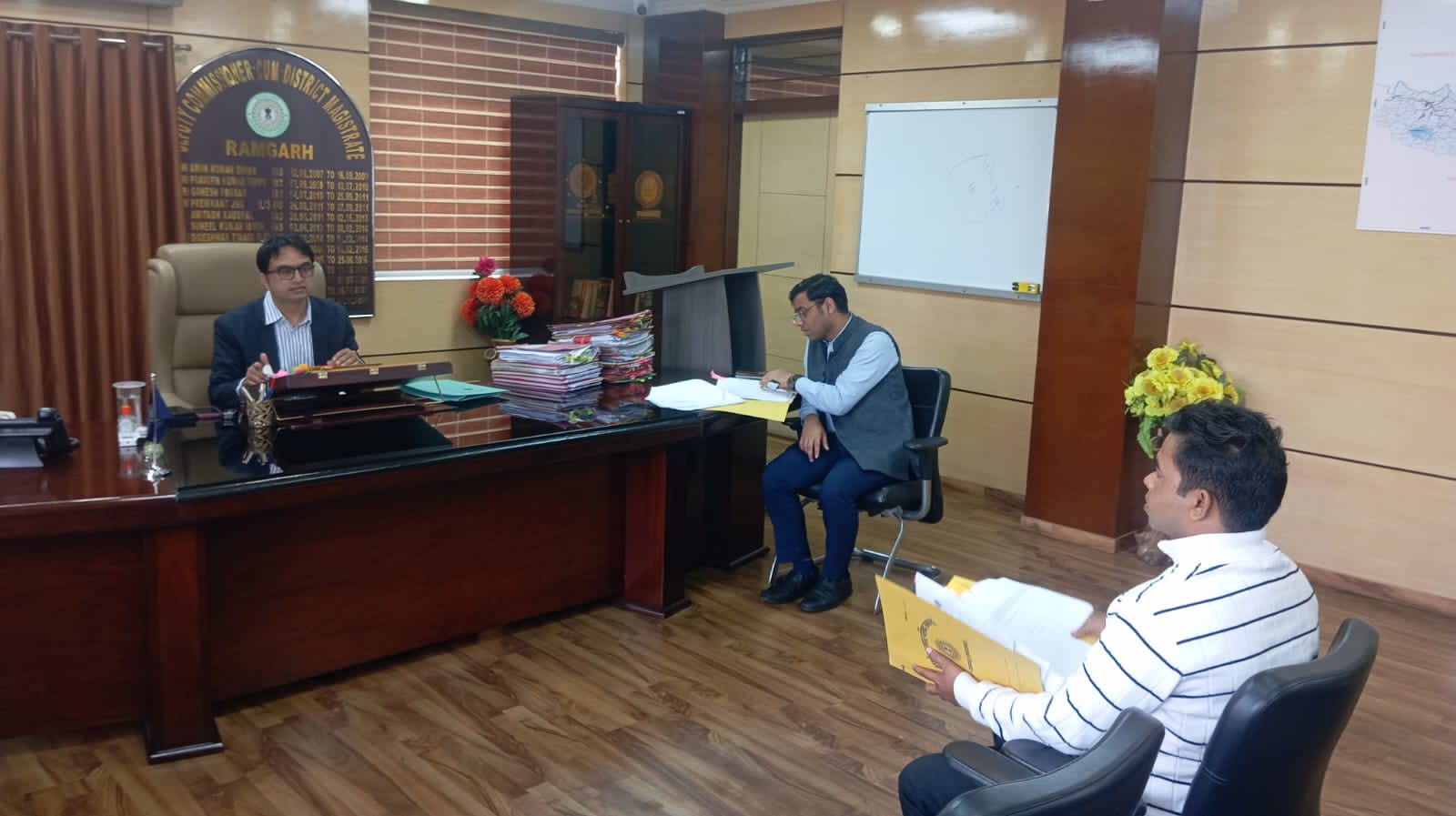 रामगढ़ः डीसी ने की नगर परिषद व छावनी परिषद के कार्यों की समीक्षा
