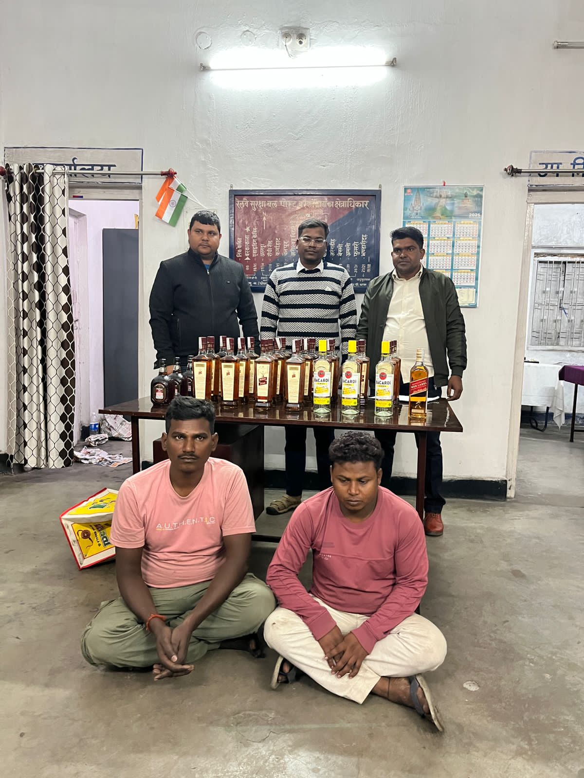 रामगढ़ः बरकाकाना रेलवे स्टेशन पर 30 बोतल अवैध शराब के साथ 2 गिरफ्तार