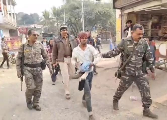 धनबादः हीरापुर हटिया में दिनदहाड़े चोरी की कोशिश, घर में घुसे युवक को लोगों ने पकड़कर खंभे में बांधा