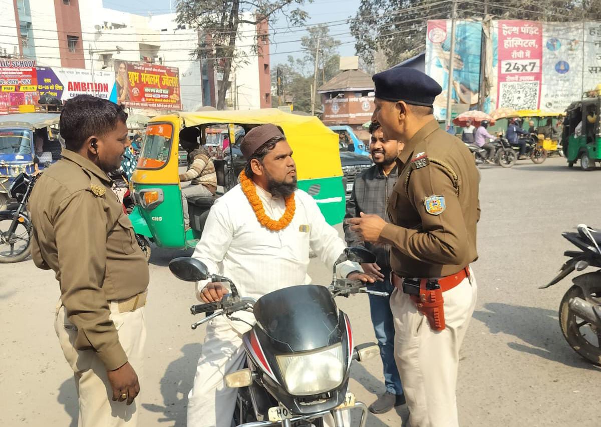 पलामू में सड़क सुरक्षा माह: बिना हेलमेट व सीट बेल्ट वालों को माला पहना पढाया नियमों का पाठ