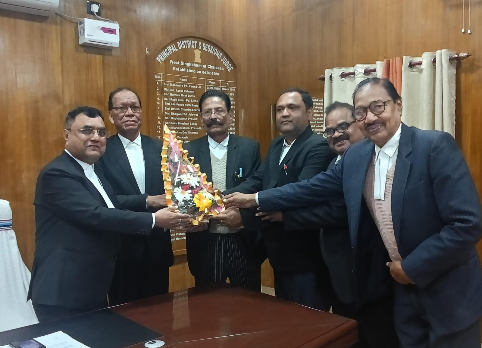 चाईबासाः  अधिवक्ताओं ने प्रधान जिला जज से की मुलाकात, दी नववर्ष की शुभकामनाएं