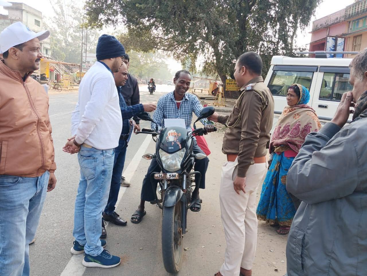 देवघरः प्रशासन ने वाहन चालकों को गुलाब देकर किया जागरूक