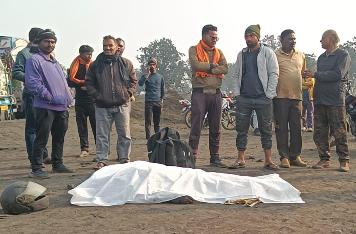 लातेहारः ट्रेलर की चपेट में आकर बाइक सवार की मौत