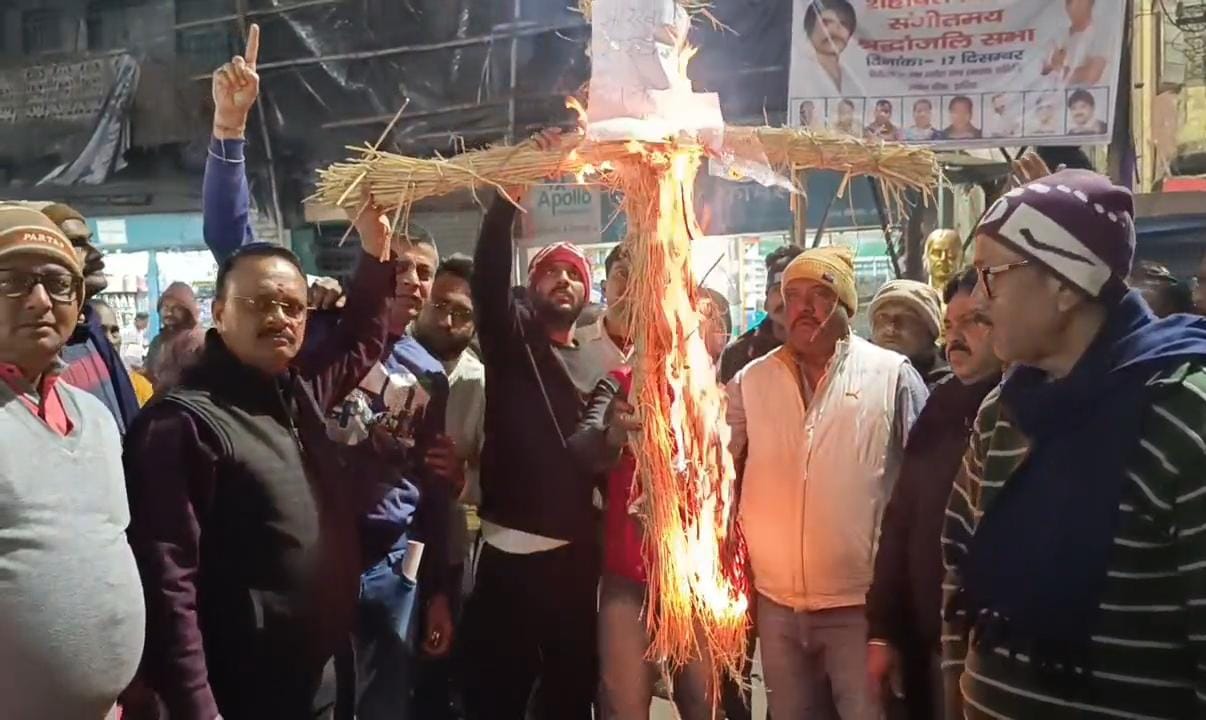 धनबादः नगर निगम चुनाव में आरक्षण को लेकर भड़का आक्रोश, झरिया में फूंका आयोग का पुतला