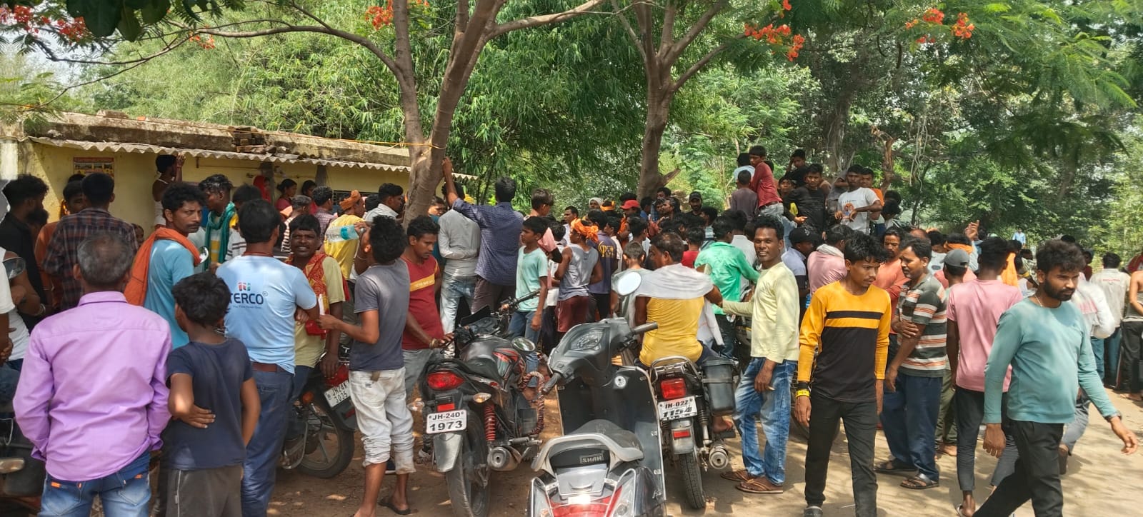 रामगढ़ः ट्रैक्टर की चपेट में आकर युवक की मौत, पत्नी घायल