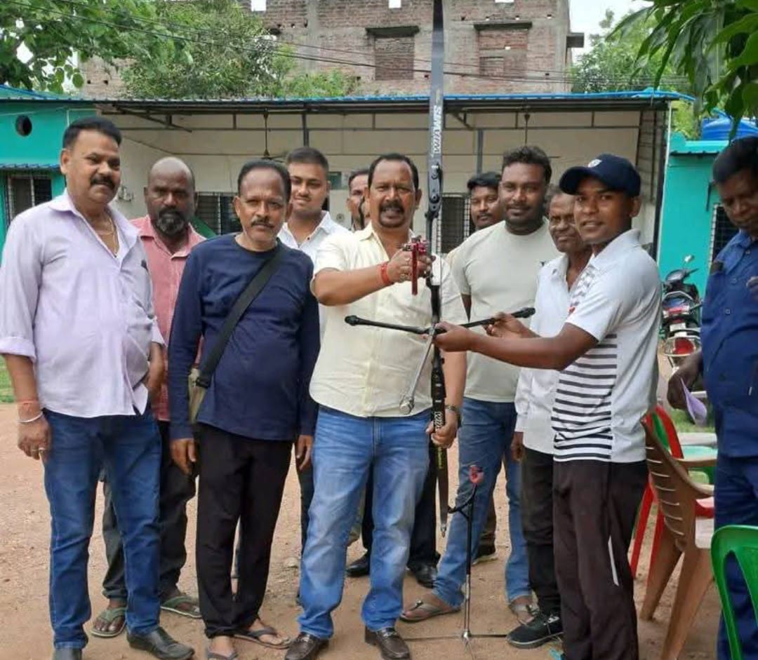 चाईबासाः मंत्री दीपक बिरुवा ने तीरंदाज मैकलीन को सौंपा आधुनिक धनुष