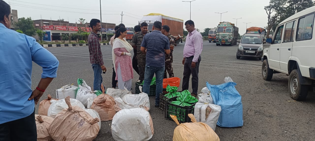 रामगढ़ः पुनदाग टोल प्लाजा पर 120 किलो मिलावटी पनीर व 750 किलो खोवा जब्त