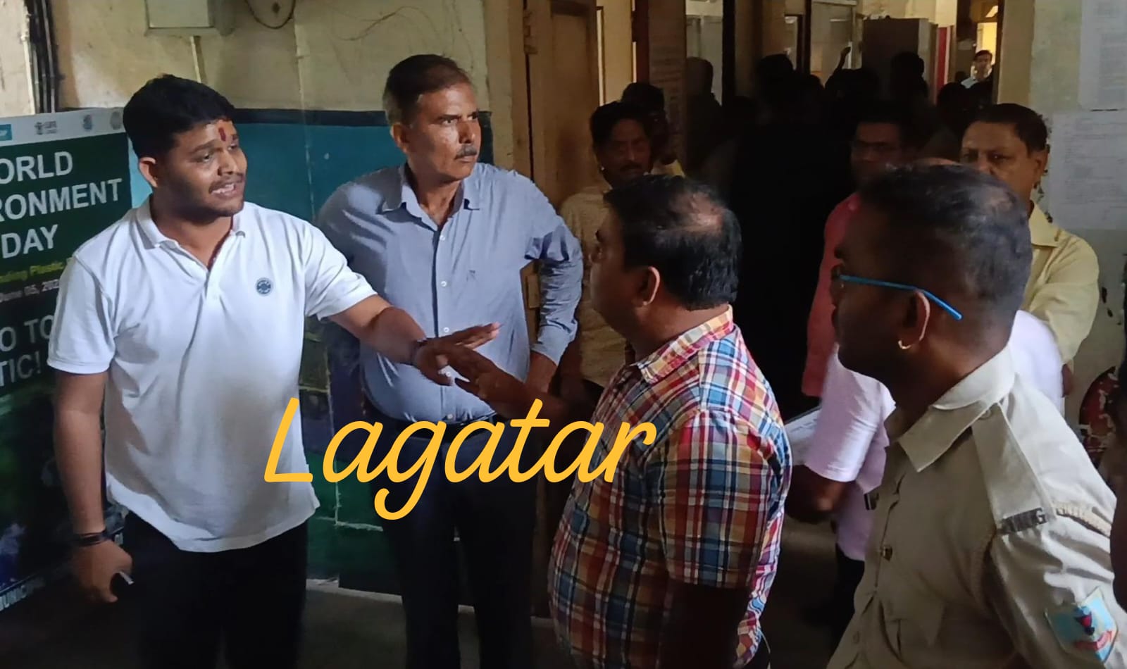 धनबादः निगम में बिल भुगतान को लेकर हंगामा, संवेदकों ने लेखा पदाधिकारी पर लगाया आरोप