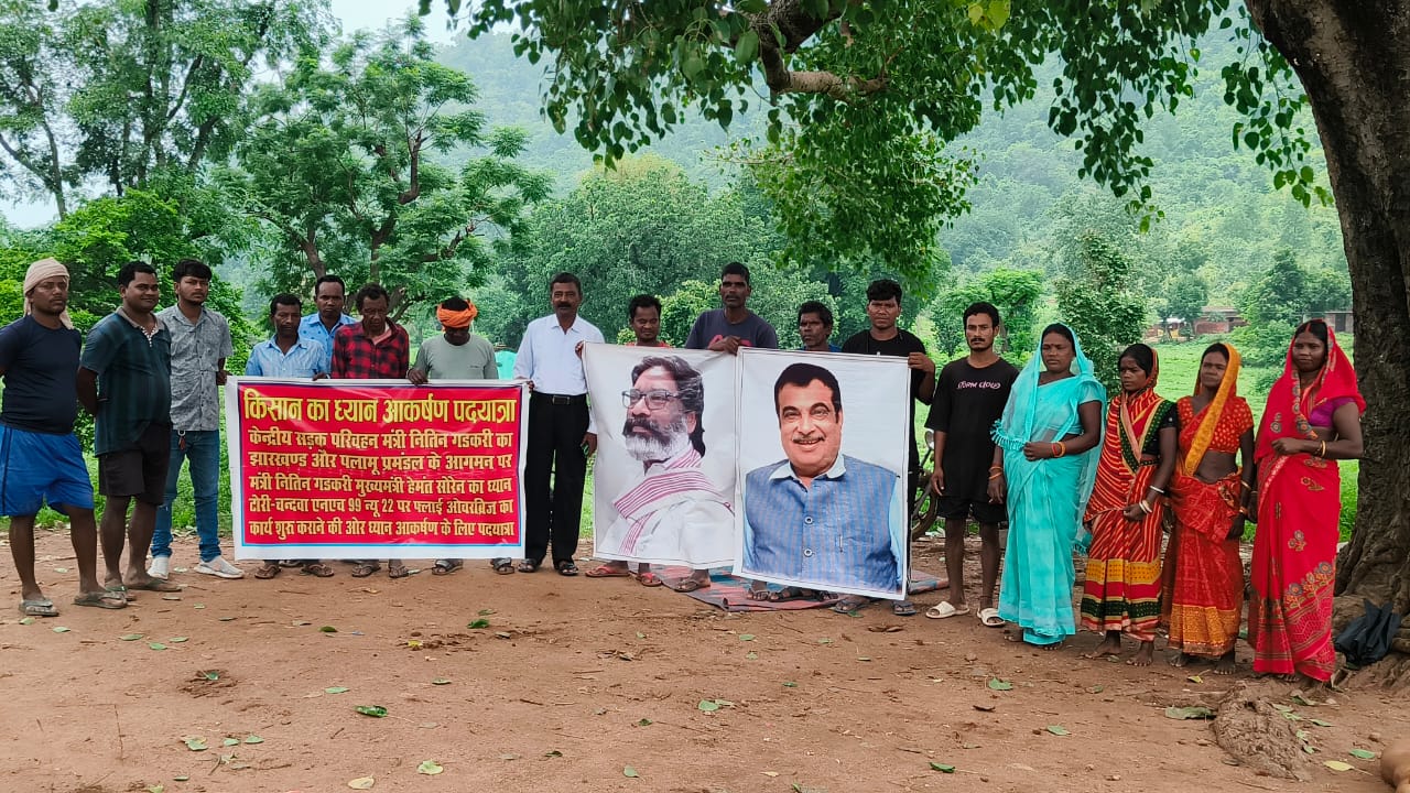 लातेहारः टोरी रेलवे क्रॉसिंग पर ओवरब्रिज की मांग को लेकर ध्याान आकर्षण पदयात्रा