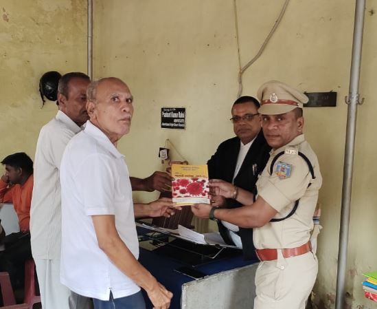 लातेहारः पूर्व पीसीसीएफ ने अधिवक्ता सुनील कुमार को भेंट की पुस्तक