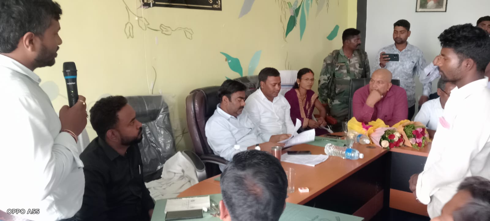 लातेहारः विधायक ने जनता दरबार में सुनीं लोगों की समस्याएं