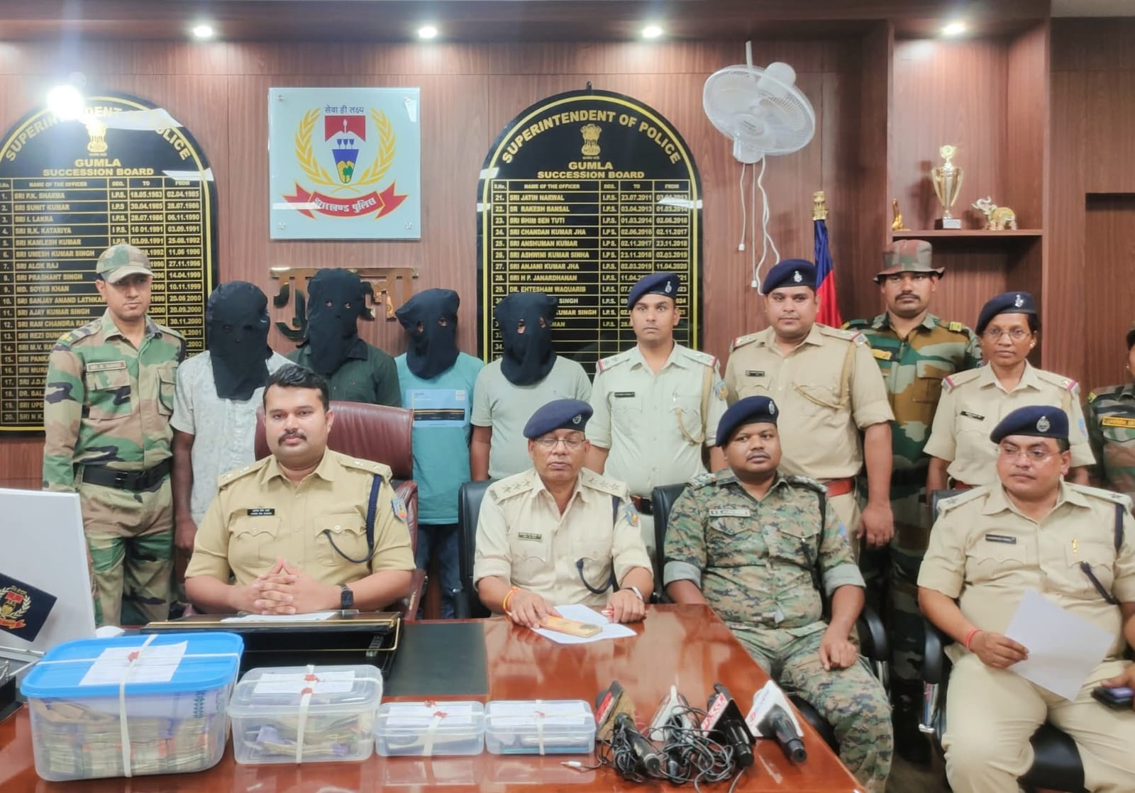 गुमलाः ब्राउन शुगर गिरोह का भंडाफोड़, ₹10.50 लाख व 40 पुड़िया नशीला पदार्थ जब्त, 4 गिरफ्तार
