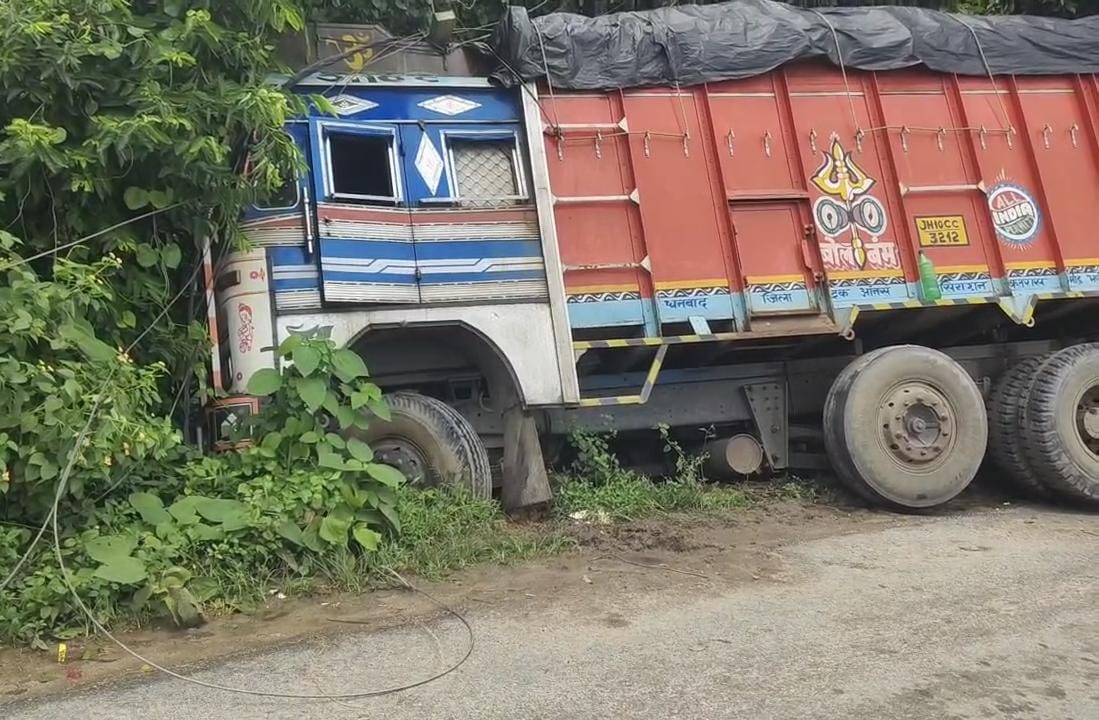 धनबादः शहरपुरा में चावल लदा ट्रक हाइटेंशन तार से टकराया, बड़ा हादसा टला
