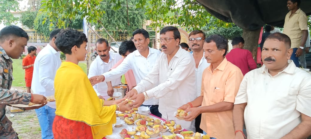 रामगढ़ः भाजपा ने कांवरियों के बीच किया फल व शर्बत का वितरण