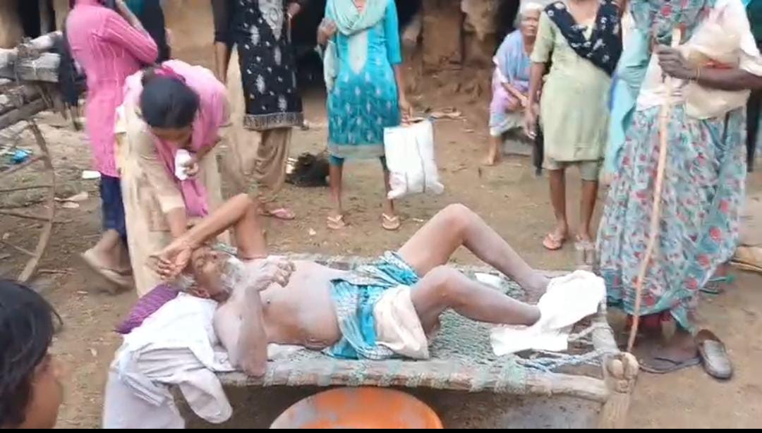 पलामू: ठनका की चपेट में आकर बुजुर्ग घायल, हालत नाजुक