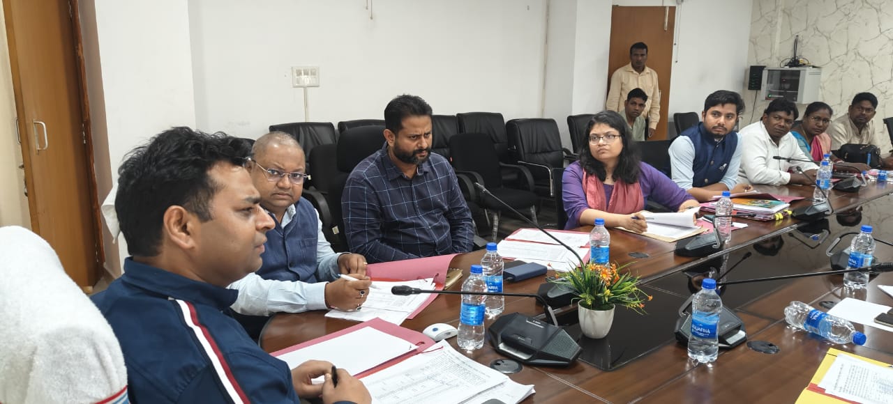 चाईबासाः डीसी ने की वनाधिकार समिति की बैठक, अधिकारियों को दिए निर्देश