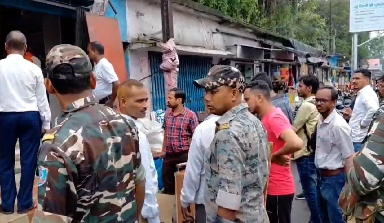धनबादः आठ साल बाद जिला परिषद की दुकान से हटा अवैध कब्जा